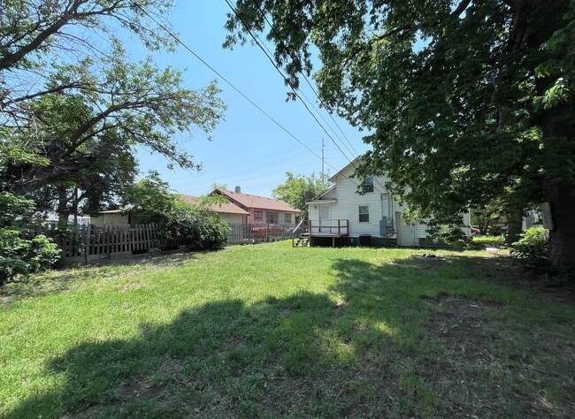 Building Photo - Spacious 3-Bedroom, 1.5 Bathroom Home