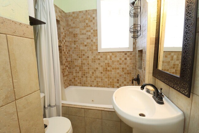 Building Photo - Charming 3 Bedroom, 2 Bath Brick Bungalow ...