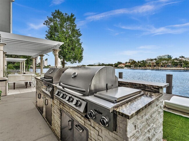 Building Photo - 9821 E Bay Harbor Dr