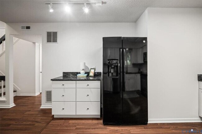 Building Photo - 3 Bedroom Townhome in Henrico!!!