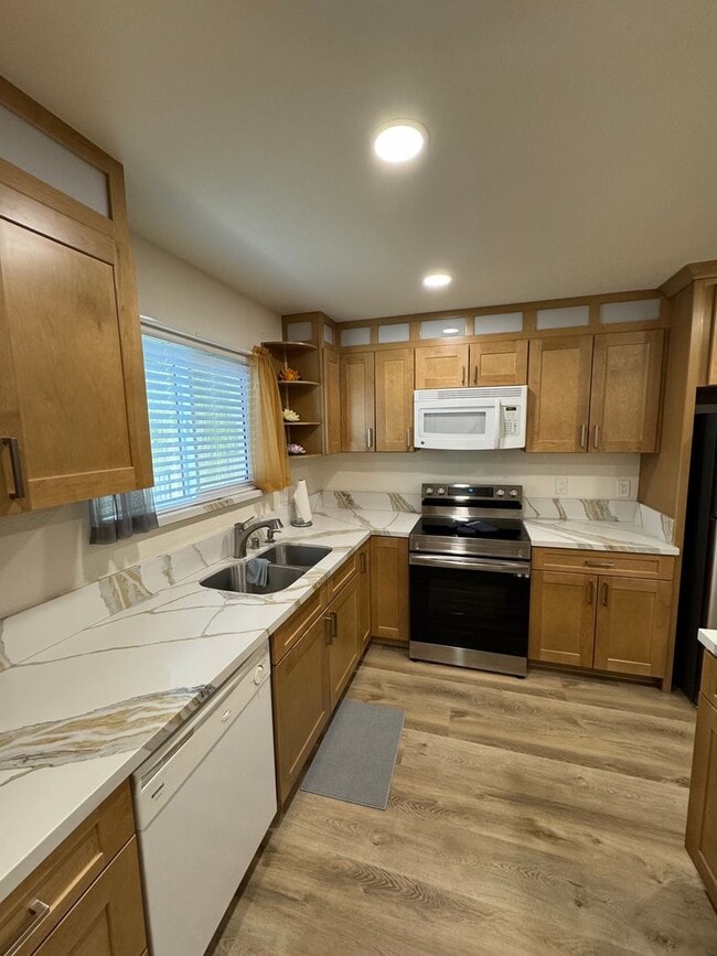 Building Photo - Beautifully Renovated 2 Bedroom Condo - Partially Furnished