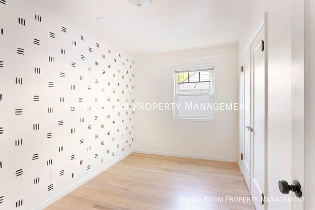 Building Photo - 7061 N. University-