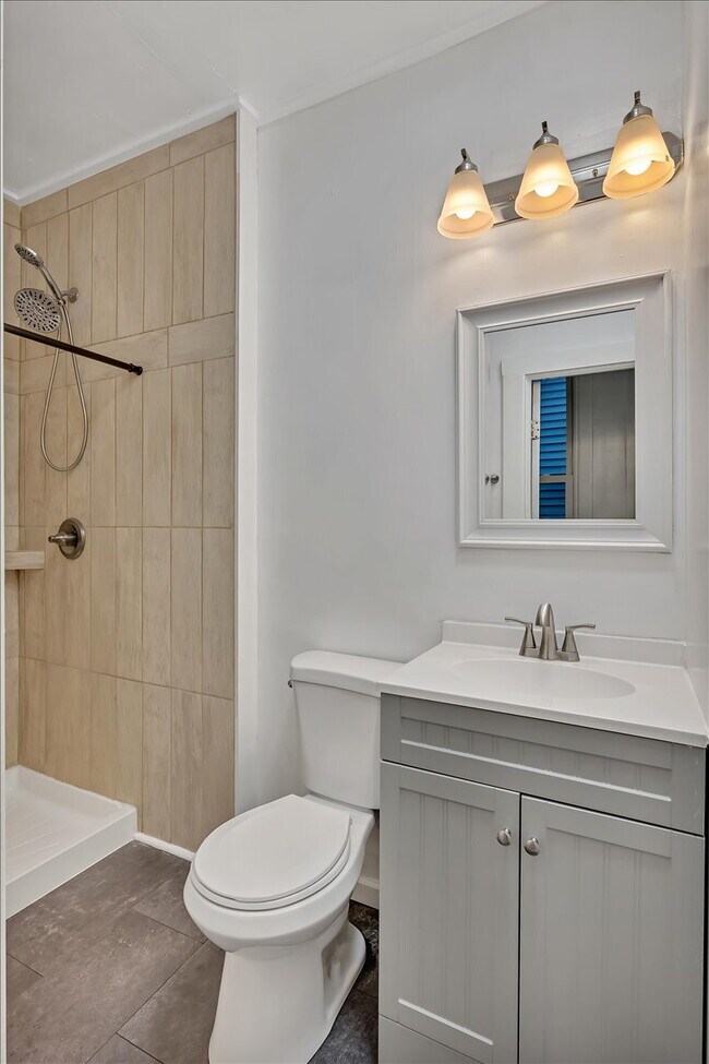 Building Photo - "Charming 2-Bedroom Retreat on Saratoga Avenue - Spacious 1100 Sq Ft Gem in Waterford!"