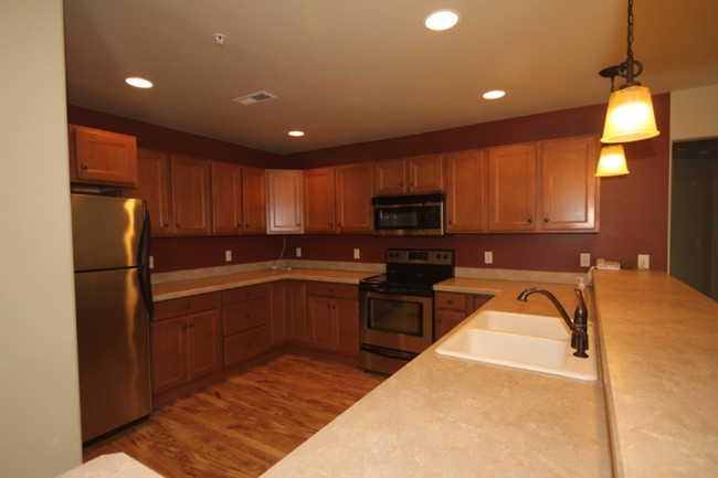Building Photo - 645 Woodland Pl