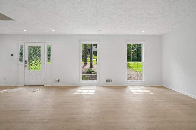 Building Photo - 5 Bedroom Two Story Colonial Home in Walton HS District