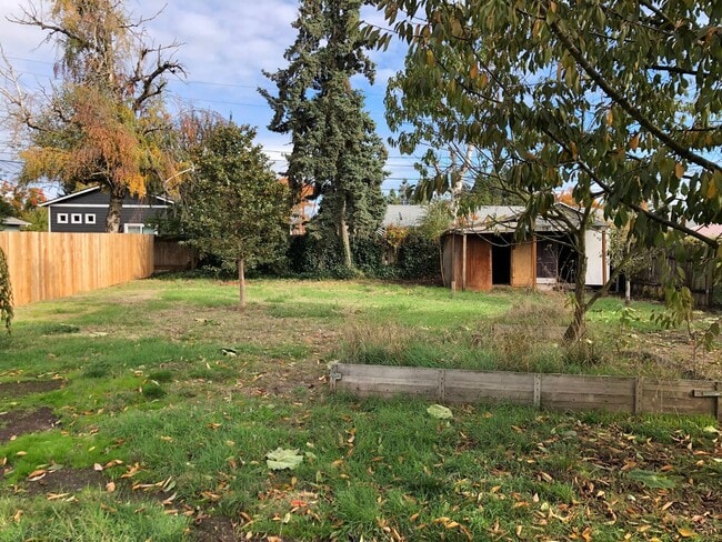 Building Photo - Updated 3 bedroom 1 1/2 bath home with a l...