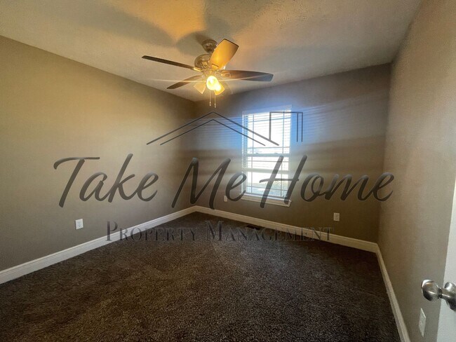 Building Photo - 4 Bedroom home in Springfield school district!