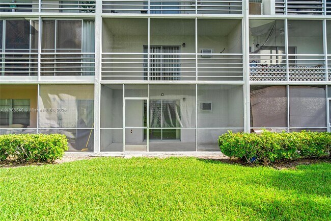 Building Photo - 555 Fanshaw N