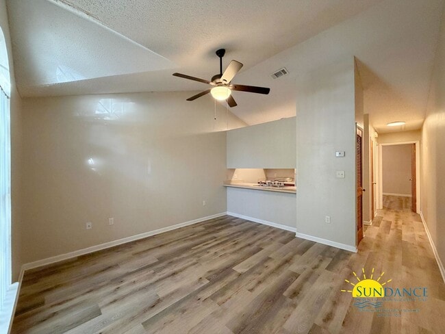 Building Photo - Beautiful Unit Close to Both Bases!