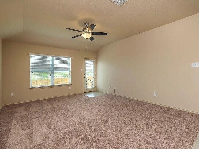 Building Photo - 3 Bed 2 Bath Home with Fenced Back Yard