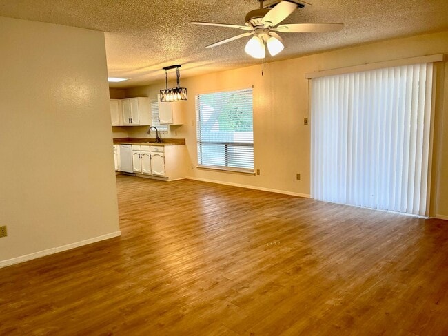 Building Photo - Charming 3/2 in Pipers Meadow  ~  *NO HOA*...