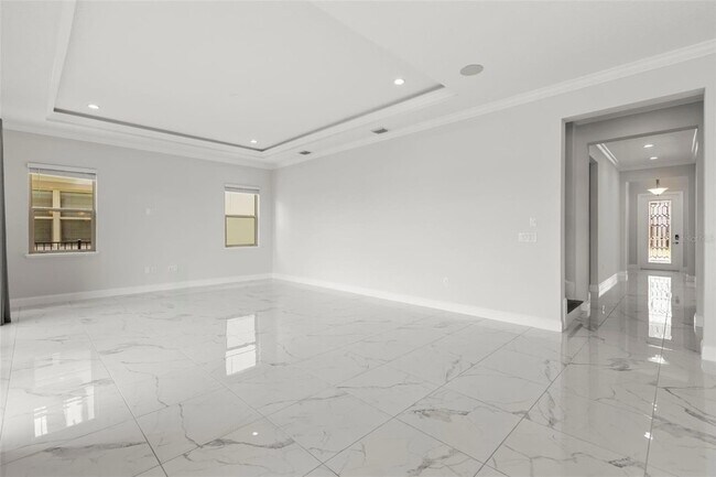 Building Photo - 10511 Royal Cypress Way