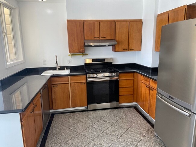 Building Photo - Classic & Timeless Parkside Home 3BD / 2.5BA