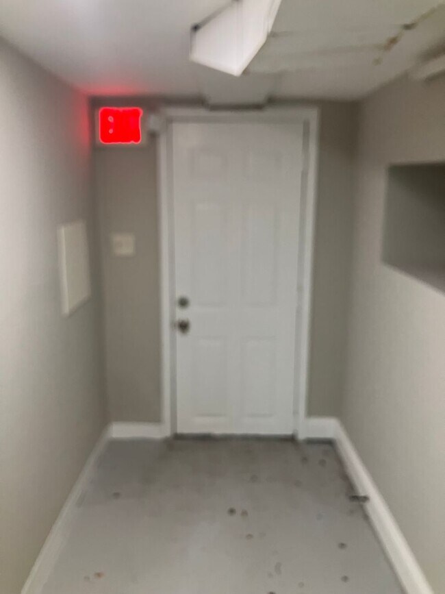 Building Photo - 7 Bedrooms 3.5 Bathrooms