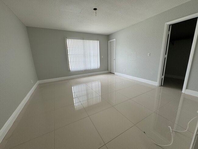 Building Photo - 3633 Country Club Blvd