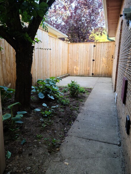 Building Photo - 5252 NE 49th Ave