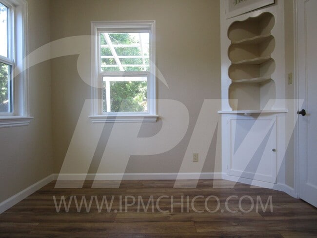 Building Photo - 2-Bed, 2-Bath Cottage PENDING