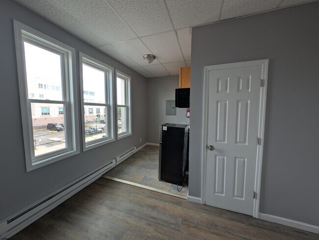 Building Photo - 16 N Iowa Ave