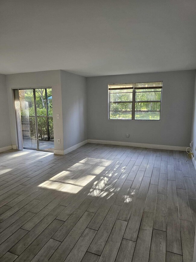 Building Photo - 1233 SW 46th Ave