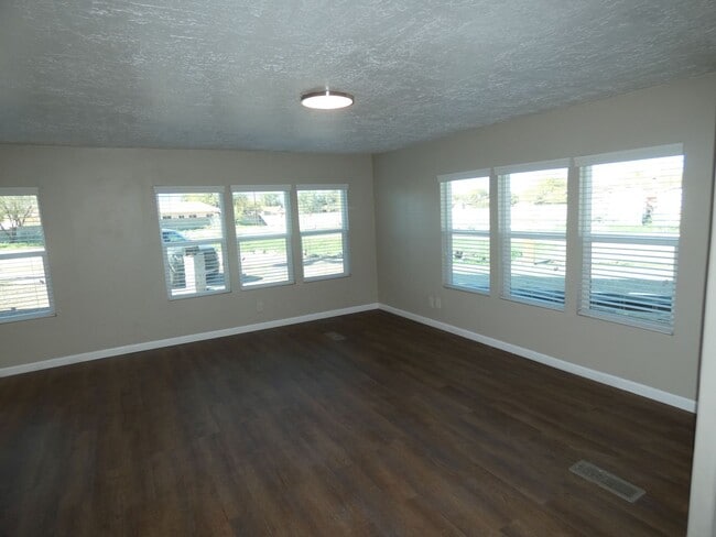 Building Photo - 6110 N Orange Tree Ln