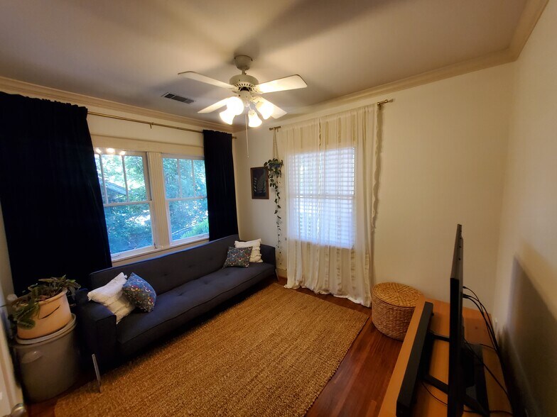 Guest Room - 411 N Monroe St