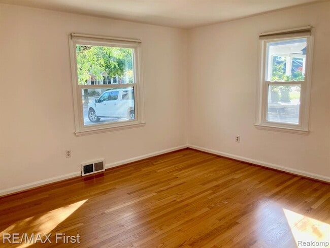 Building Photo - 421 E Farnum Ave