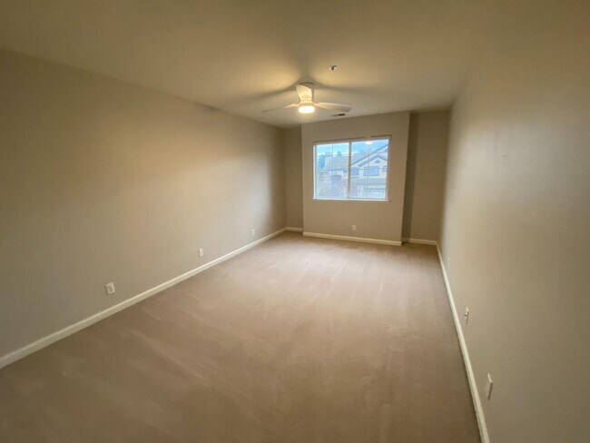 Building Photo - 15600 La Jolla Dr