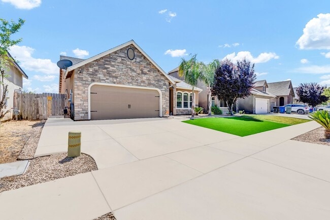 Building Photo - Charming 3 bedroom 2 bathroom home located in Hanford