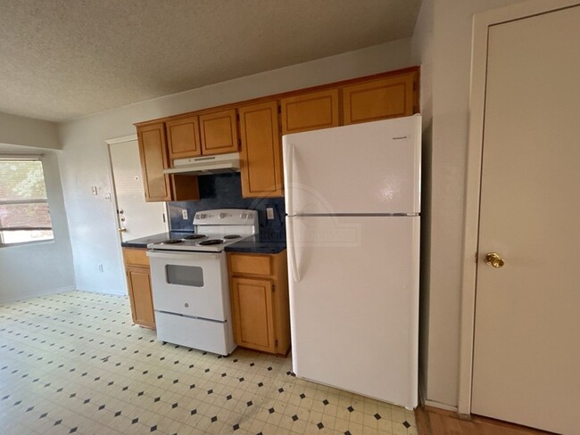 Building Photo - **2 WEEK FREE RENT***3103 Thoroughbred, Ki...