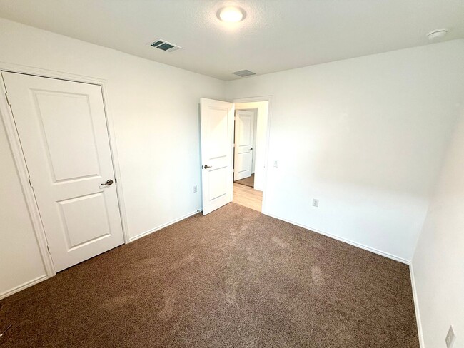 Building Photo - AVAILABLE NOW! 4 Bedroom / 2 Bath Home In ...