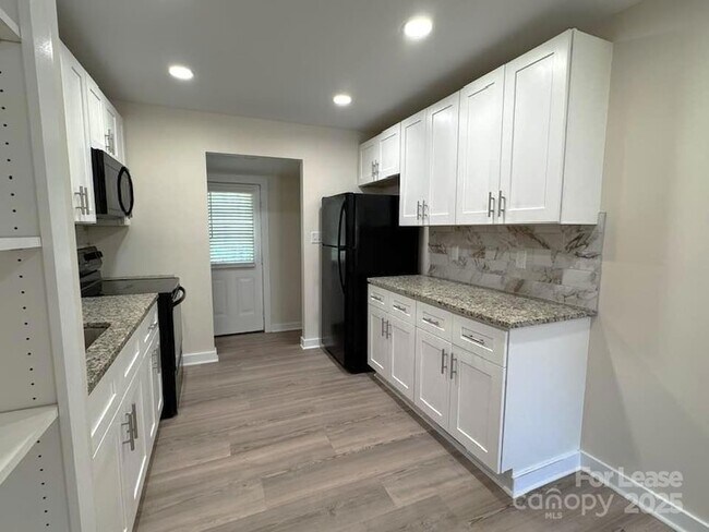 Building Photo - 19612 Oak St