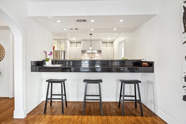 Building Photo - 2108 Branard St