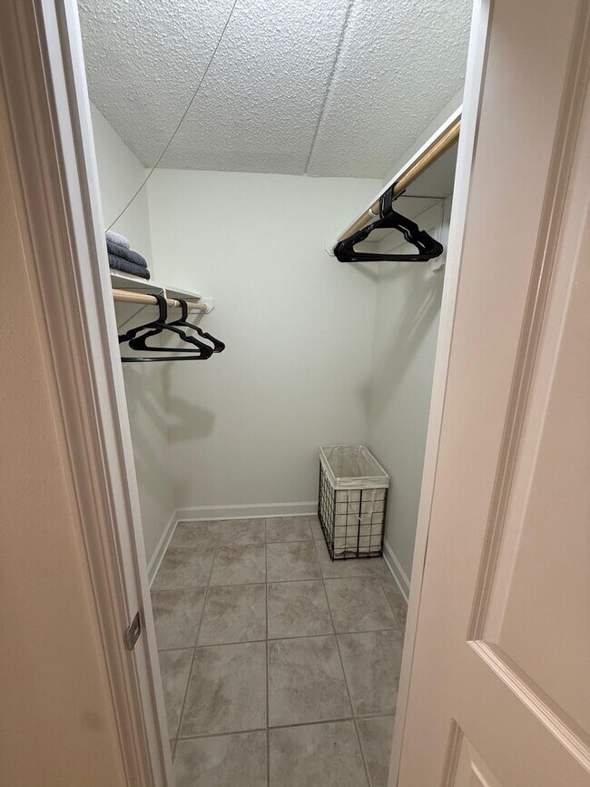 Building Photo - Furnished first floor Brand new renovated apartment