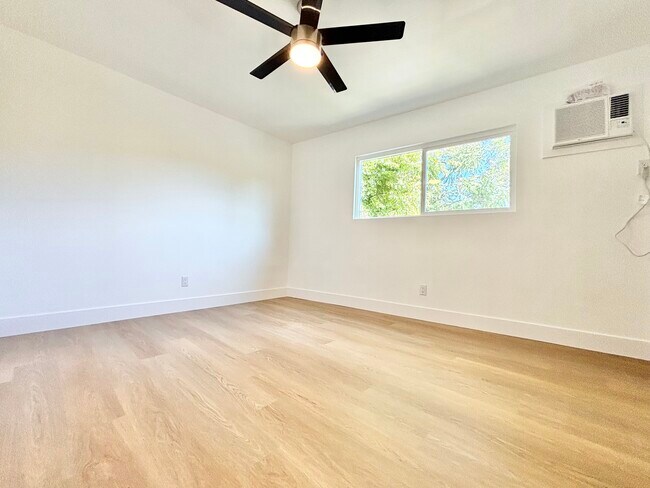 Building Photo - 327 S Ave 59