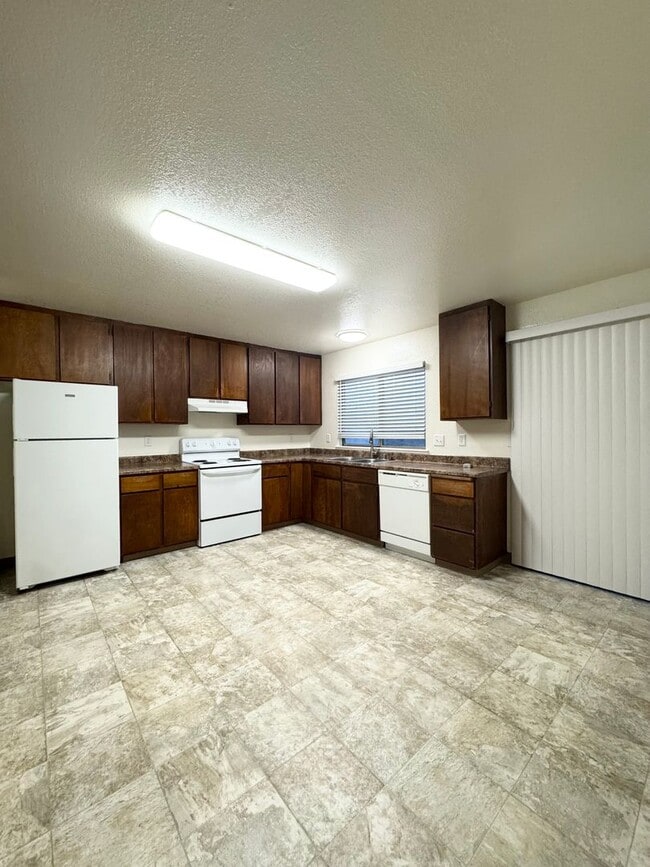 Building Photo - Spacious Home in S. Redding w/ New Upgrades