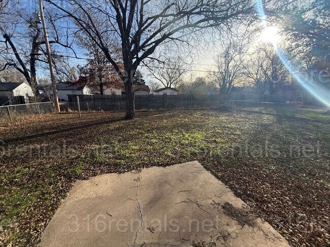 Building Photo - $1325 - 3 bedroom / 2 bathroom - Single Family Home