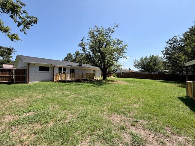 Building Photo - 10801 Rick Dr