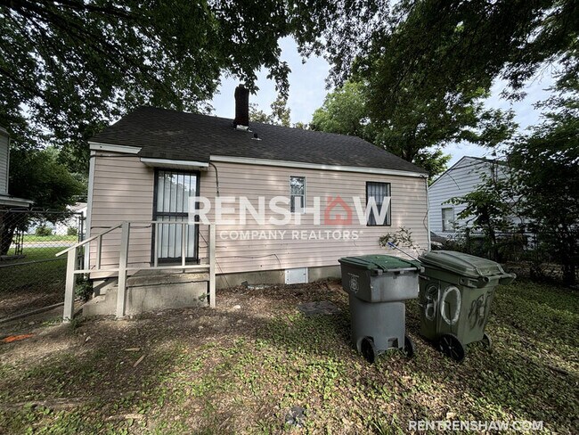 Building Photo - 1580 Hugenot St