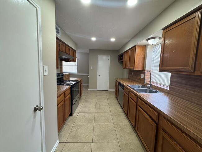 Building Photo - 15002 Dunster Ln