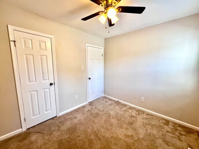 Building Photo - Gorgeous townhouse in the heart of Virgini...