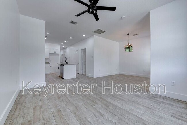 Building Photo - 5121 Southwind St