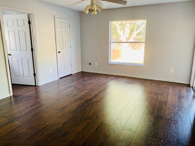 Building Photo - Great location