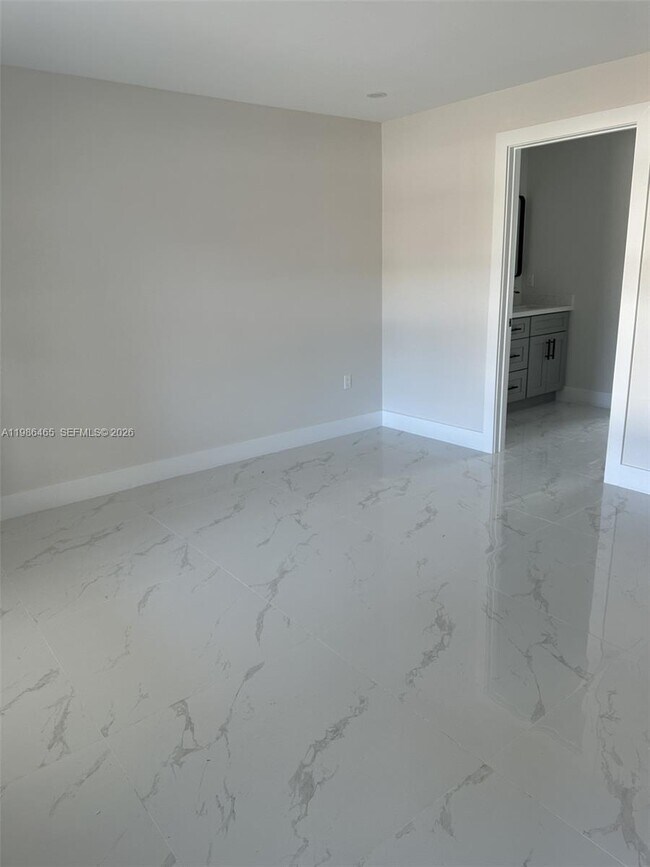 Building Photo - 712 Euston Ave S