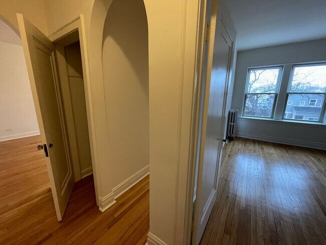 Building Photo - Lovely Renovated 1 BR In North Center