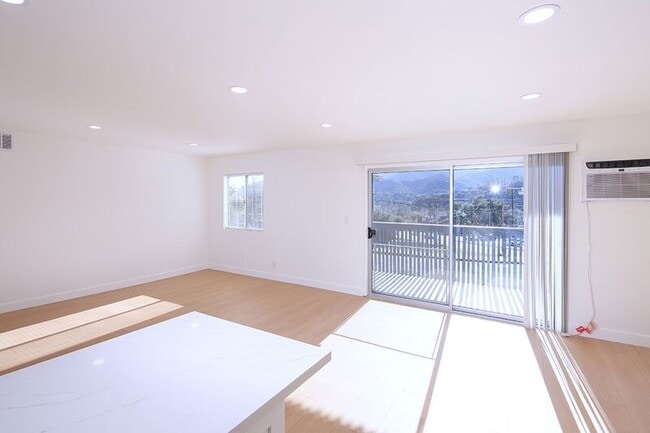 Building Photo - 3155 Montrose Ave