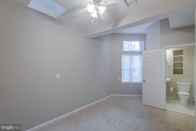 Building Photo - 1352 Kenyon St NW