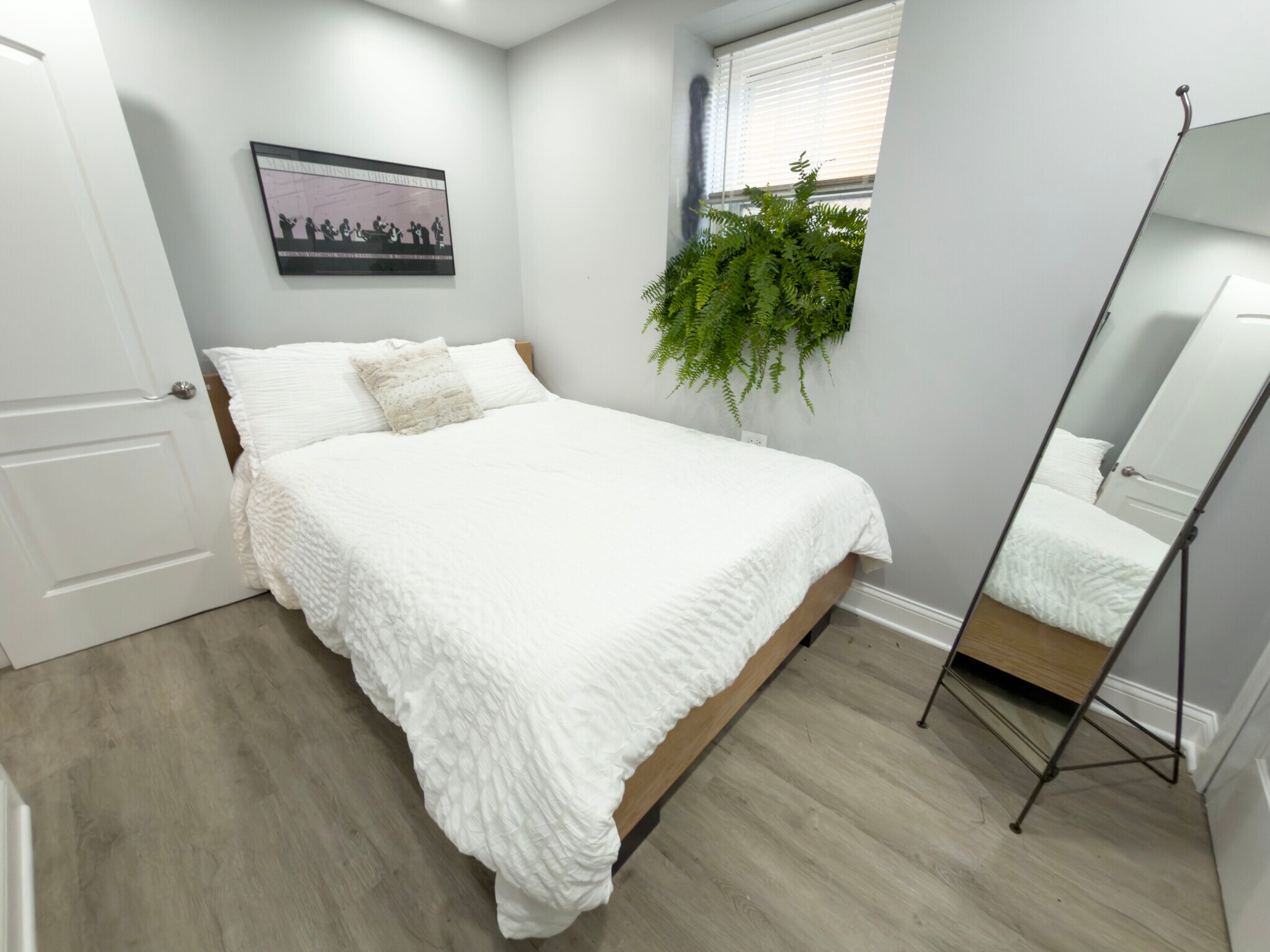 Bedroom with Queen bed - 952 N Hoyne Ave