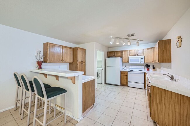 Building Photo - Fully Furnished 2 Bed/2 Bath Condo in Northwest Las Vegas!