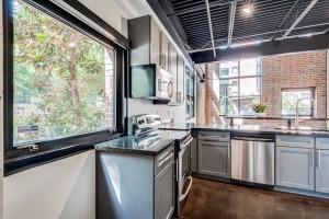 Building Photo - 3110 Thomas Ave