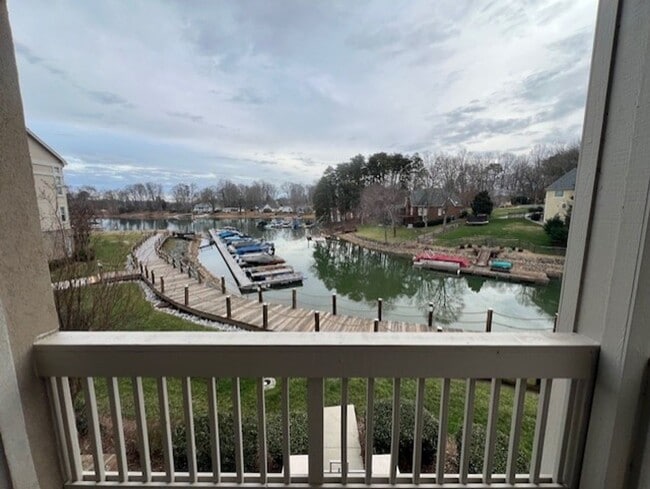 Building Photo - Waterfront - 2 Bed/2 Bath Condo - Pier 33 - Alley Kitchen - Fireplace - Washer/Dryer Included - C...